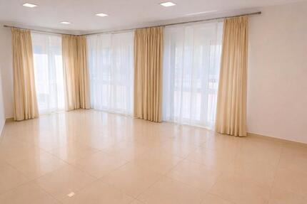 Exklusive Wohnung - 5 Zimmer, Barrierefreiheit - eigenem Eingang - Riesbürg