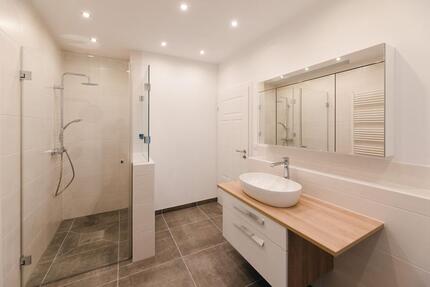 2,5 Zimmer Wohnung 69 qm & 30 qm Nutzfläche, Stellplatz - Bayreuth Meyernberg