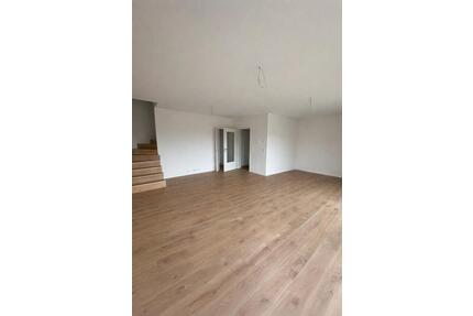 Ruhige und naturnahe 4–5 Zimmer-Wohnung über 3 Etagen, ERSTBEZUG - Wiesentheid