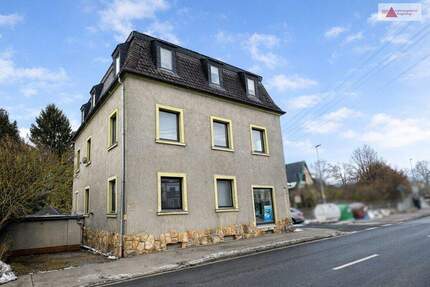 Mehrfamilienhaus in Neukirchen bei Chemnitz: 3 Wohneinheiten, Gewerbe, Stellplätze & teilvermietet - Neukirchen/Erzgebirge