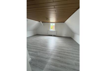 Frisch renovierte Dachgeschosswohnung in Budenheim – modern, hell