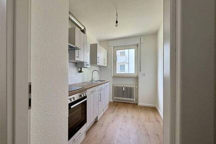 Einziehen und wohlfühlen ! Ideale, geräumige 2-Zimmer-Wohnung mit Balkon, Einbauküche und Stellplatz - Wiesbaden
