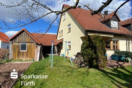Ein-Zweifamilienhaus in Roßtal - 449.000,00&nbsp;EUR Kaufpreis, ca.&nbsp; 130,00&nbsp;m&sup2;&nbsp;Wohnfl&auml;che in Roßtal (PLZ: 90574) Buttendorf