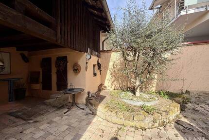 Zweifamilienhaus mit mediterranem Innenhof - Östringen