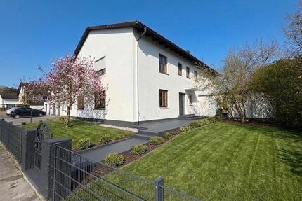 Mehrfamilienhaus mit 4 WE, vermieteter Praxis, Pool, Dachterasse - Walpertskirchen