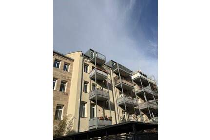 HELLE ZWEIZIMMER DG-WOHNUNG - BALKON - PARKETT - EINBAUKÜCHE - ERBBAURECHT - VERMIETET - Fürth Innenstadt