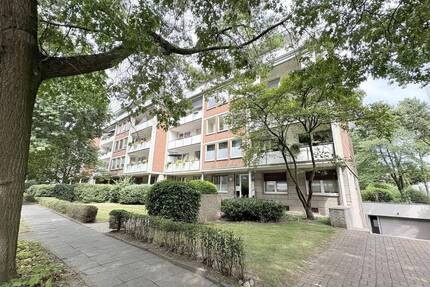 Krefeld-Bismarckviertel: Vierzimmerwohnung mit zwei Loggien und zwei Tiefgaragenstellplätzen