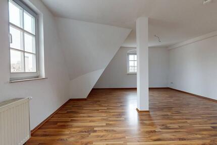 Lichtdurchfluteter Dachgeschosstraum mit Wannenbad: Perfekt für Singles & Paare in Burgstädt!
