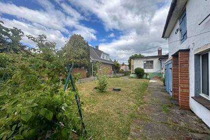 Großes Grundstück mit sanierungsbedürftigem Haus, voll unterkellert, viele Nebengelass - Berlin Alt-Hohenschönhausen