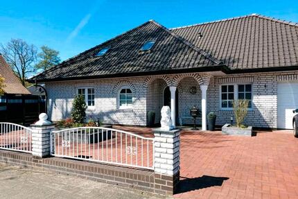 Grosszügiger, energieeffizienter Winkelwalmdachbungslow - Lathen