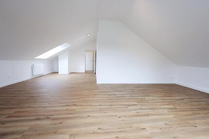 Dachgeschosswohnung mit Südbalkon, neuer EBK, Klima & Stellplatz - Moers Schwafheim
