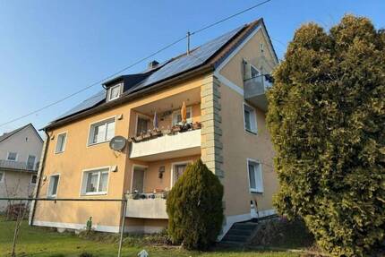 MFH mit 3 Einheiten, Außenwanddämmung, PV Technik & Grundstückspotenzial in Zentrallage Burgheims