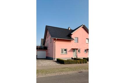 Großzügige Doppelhaushälfte Baujahr 2009 (Provisionsfrei) - Butzbach