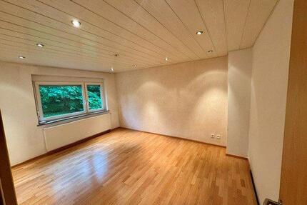 Von privat 4-Zimmer EGHochparterre mit Balkon & 2 Stellplätzen - Leonberg