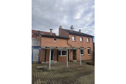 Renovierungsbedürftiges Haus in Mönchengladbach: Ideal für kreative Köpfe!