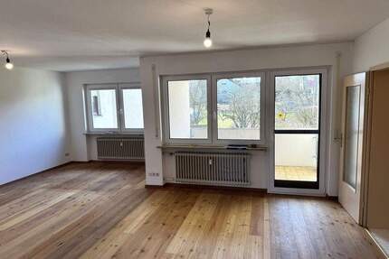 Großzügige und helle 3,5-Zimmer-Wohnung mit Südbalkon und PKW-Garage in ruhiger und beliebter Lage von Hemhofen