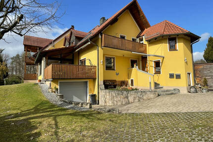 Ruhig gelegen & großzügig geschnittene 4-Zimmer-EG-Wohnung mit zwei Kfz-Stellplätzen bei Berg - Berg bei Neumarkt in der Oberpfalz / Kettenbach