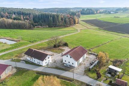 Ehemalige Hofstelle, mit modern renoviertem Wohnhaus und Wald-Wiesenflächen - Arnstorf