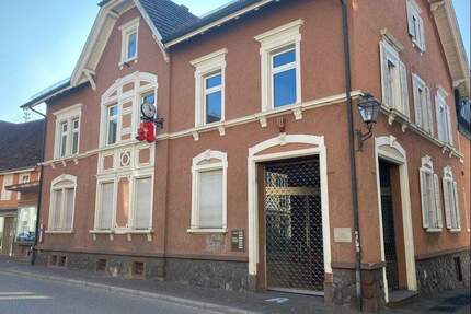 Wohn- und Geschäftshaus mit Entwicklungspotenzial in Toplage von Zell a. H.