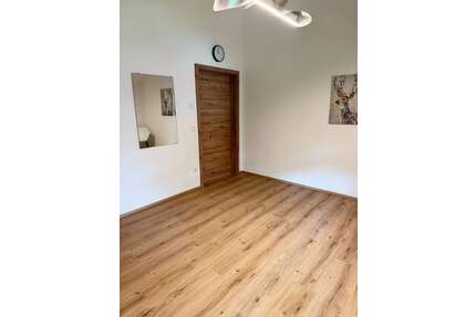 Büro in Übersee 895,00 € 72 m² - 895,00&nbsp;EUR Kaltmiete, ca.&nbsp; 72,00&nbsp;m&sup2; in Übersee (PLZ: 83236)