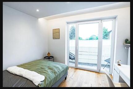 Perfekt für 3 Freunde: Möblierte Wohnung mit Balkon in München