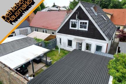 Gepflegtes Einfamilienhaus mit 3 Zimmern und pflegeleichtem Grundstück sowie Carport in HeideMitte, ca. 400 m zum Heider Marktplatz