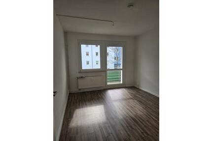 Familienwohnung mit ca. 125m² Wohnfläche + zwei Bäder + zwei Balkone! - Hainichen