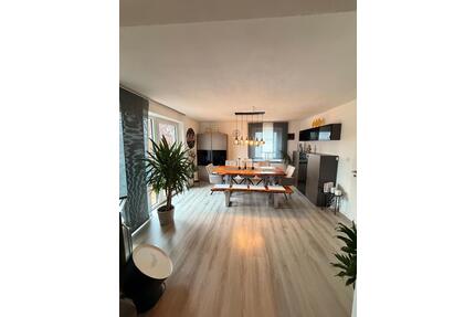 Lichtdurchflutete 4-Zimmer-Wohnung mit Balkon, Garten & Garage - Selb