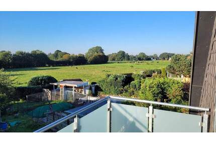 3 Zimmer Dachgeschoß Wohnung mit Balkon in 23715 Hutzfeld von privat - vollständig modernisiert ! - Bosau