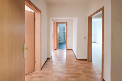 2 Raum DG-Wohnung mit Balkon und Blick ins Grüne. Bad mit Wanne! In Weida!