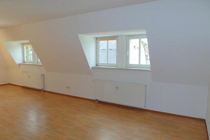 Ab Juli 2026: Gemütliche 2-Zimmer-Dachwohnung mit offener Küche & Bad mit Wanne und Dusche - Kamenz