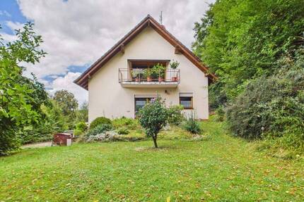 Zwei idyllische Einfamilienhäuser am Waldrand von Greifenstein-Ulm