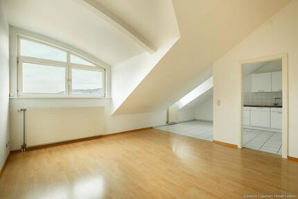 Charmante 2-Zimmer-Dachgeschosswohnung mit moderner Küche, Kellerraum und Stellplatz zu vermieten - Bad Säckingen