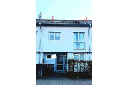 Attraktives Reihenmittelhaus 2 TG-Stellplätze, Garten, PV-Anlage - Renningen