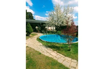 Rückzugsort am Parchauer See – großer Garten, Pool & Kamin - Burg