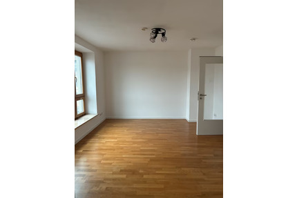 Helle und schön geschnittene 1-Zimmer-Wohnung mit Einbauküche & Aufzug in Landshut