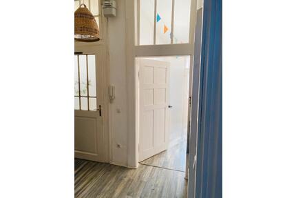 Charmante 3 Zimmer Altbauwohnung mit sonnigem Balkon - Hof Altstadt