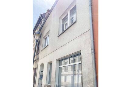 Top Lage: Zentral und dennoch ruhig – Einfamilienhaus mit Einliegerwohnung, Balkon & Innenhof - Meerane