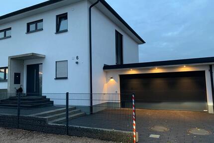 Exklusives Einfamilienhaus mit PV, Doppegarage - Schutterwald