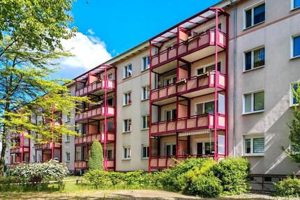 Preiswert ins Glück – 3 Zimmer, Balkon & Tageslichtbad - Hoyerswerda