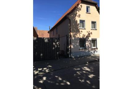 Haus mit Grundstück - 80.000,00&nbsp;EUR Kaufpreis, ca.&nbsp; 127,00&nbsp;m&sup2; in Buttstädt (PLZ: 99628)