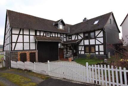 Gemünden: Modern wohnen im historischen Fachwerk - Zweifamilienhaus mit Weitblick!