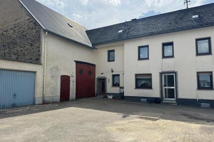 Bauernhaus mit Hof, großer Scheune, Garage und Garten - Bruttig-Fankel