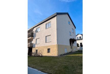 Zweifamilienhaus mit zwei Garagen und Gewölbekeller - Sachsenheim