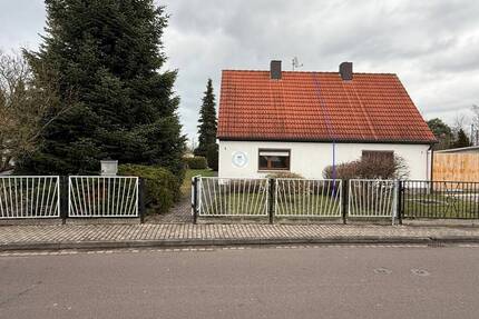 Doppelhaushälfte mit sehr großen teilbaren Grundstück - Neukieritzsch