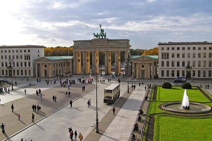 Wohnungen am Pariser Platz in Berlin. Blick Brandenburger Tor