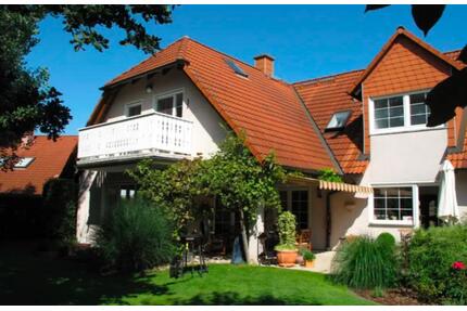 Möblierte Dachgeschosswohnung in Landhausvilla - Dreieich