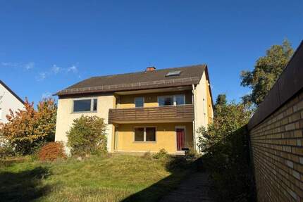 Geräumiges Haus in begehrter Nürnberger Lage mit großem Grundstück und Garage.