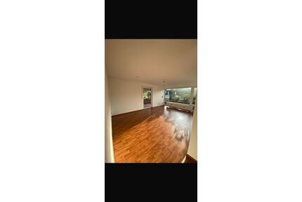 Hochwertige 4.5 Zimmer-Gartenwohnung mit Terrasse & TG – Neusäß