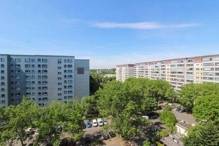 Bezugsfrei: Gut geschnittene 3-Zimmer-Wohnung mit grandioser Aussicht vom schönen Balkon - Berlin Neu-Hohenschönhausen